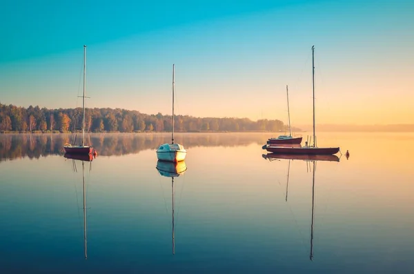 Hermoso Paisaje Otoñal Barco Rojo Lago Con Árboles Colores Fondo — Foto de Stock