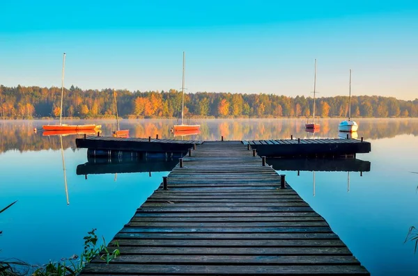 Красивый Осенний Пейзаж Деревянный Пирс Лодка Озере — стоковое фото
