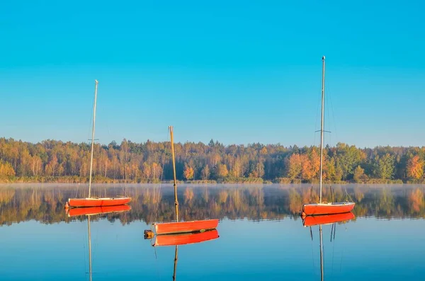 Красивый Осенний Пейзаж Красная Лодка Озере Красочными Деревьями Заднем Плане — стоковое фото