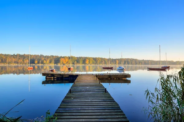Красивый Осенний Пейзаж Деревянный Пирс Лодка Озере — стоковое фото