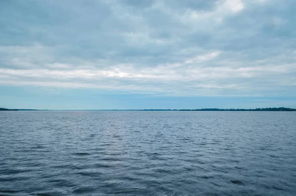 Paisagem Minimalista Verão Grande Lago Com Litoral Dia Nublado — Fotografia de Stock