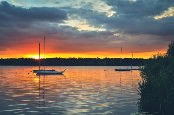 Piękny Letni Krajobraz Łodzie Jeziorze Zachodzie Słońca — Zdjęcie stockowe