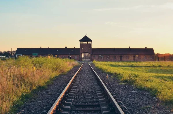 Oswiecim, Polonya - 29 Temmuz 2017: Polonya 'nın Oswiecim kentindeki Auschwitz Birkenau toplama kampının ana kapısı.