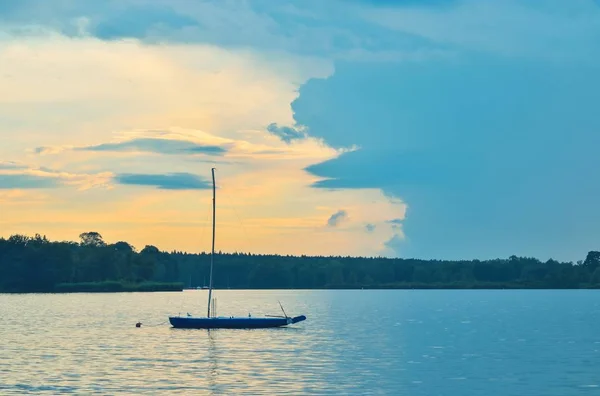Човен Воді Вечірній Пейзаж Біля Озера — стокове фото