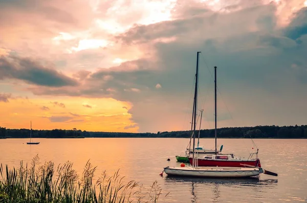 Літній Вечірній Пейзаж Човни Озері Барвисте Небо — стокове фото