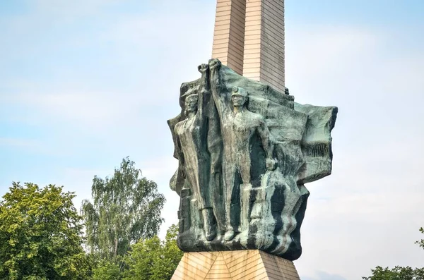 2017年7月7日 ポーランドのタイシー市のアイコン 都市公園での闘争と仕事の記念碑 — ストック写真