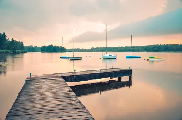 Лодки Воде Деревянный Пирс Лодка Красивом Озере — стоковое фото