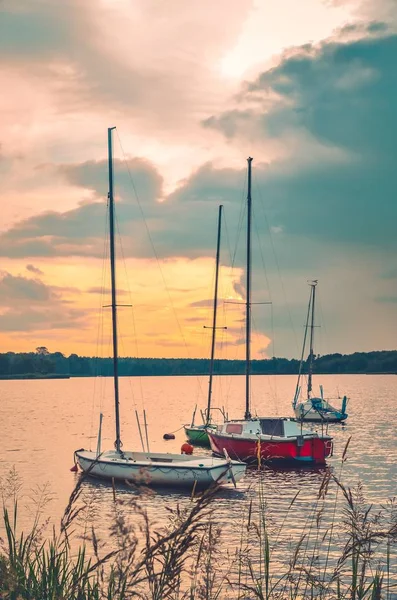 Verão Paisagem Noite Barcos Lago Céu Colorido — Fotografia de Stock