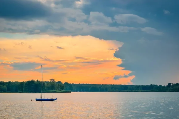 Boot Auf Dem Wasser Abendlandschaft See — Stockfoto