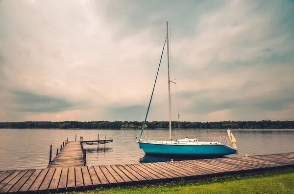 Човен Воді Дерев Яний Пірс Озері — стокове фото