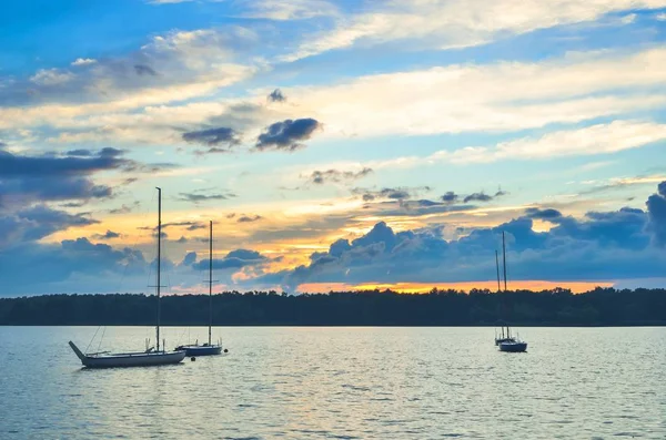 Barcos Num Belo Lago Paisagem Verão Beira Mar — Fotografia de Stock