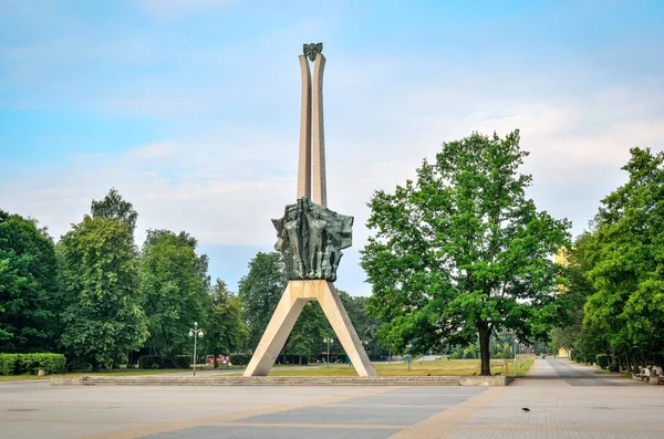 Tychy, Polonya - 7 Temmuz 2017: Polonya 'nın Tychy şehrinin ikonu. Bir şehir parkında çalışma ve mücadele anıtı.