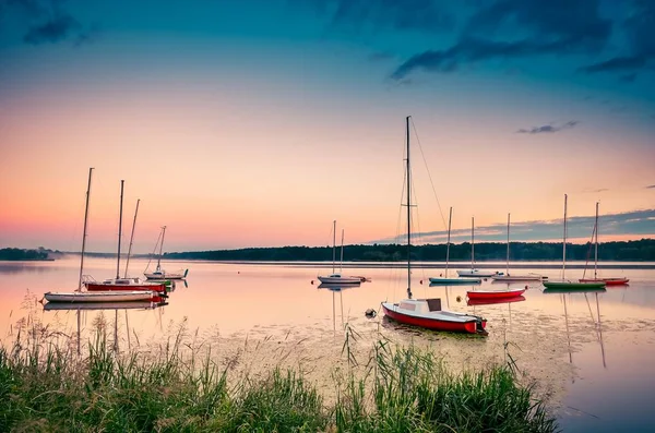 Verão Paisagem Noite Barcos Lago Céu Colorido — Fotografia de Stock