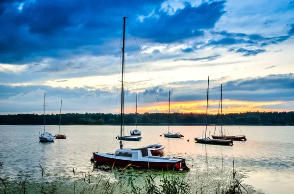 Літній Вечірній Пейзаж Човни Озері Барвисте Небо — стокове фото