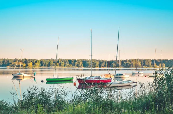 Лодки Красивом Озере Утренний Летний Пейзаж Воды — стоковое фото