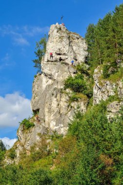 Kobylanska Vadisi, Polonya - 13 Ağustos 2017: Polonya 'daki Jurassic Vadisi' ndeki güzel kaya tırmanışçıları. 