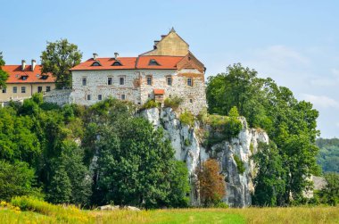 Güzel tarihi manastır. Krakow, Polonya yakınlarındaki Tyniec 'teki Benedict Manastırı.
