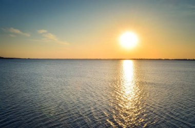 Güneşli yaz manzarası. Gölde güzel bir gün batımı.