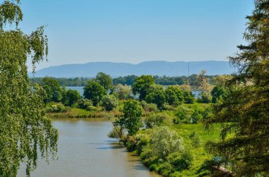 Bahar dağı manzarası. Arka planda güzel göller ve dağlar.