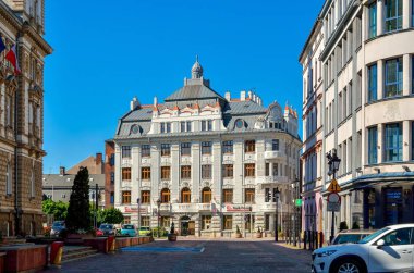 Bielsko-Biala, Polonya - 13 Mayıs 2018: Bielsko-Biala, Polonya 'nın merkezinde eski apartmanlar.