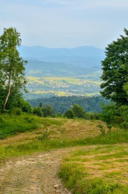 Güzel dağ manzarası. Tepelerde bahar renkleri.