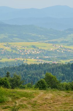 Güzel dağ manzarası. Tepelerde bahar renkleri.