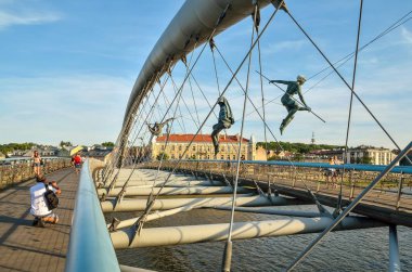 Krakow, Polonya - 12 Ağustos 2018: Polonya 'nın Krakow kentindeki Vistula Nehri üzerinde güzel yeni köprü.