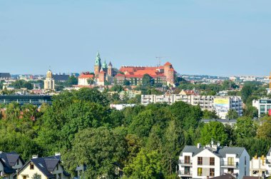 Krakow, Polonya - 12 Ağustos 2018: Zakrzowek taş ocağından Krakow şehri manzarası.