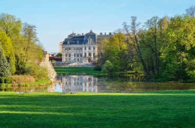 Pszczyna, Polonya - 20 Nisan 2018: Pszczyna, Polonya 'daki güzel antik neo barok kalesi.