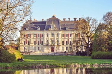 Pszczyna, Polonya - 20 Nisan 2018: Pszczyna, Polonya 'daki güzel antik neo barok kalesi.