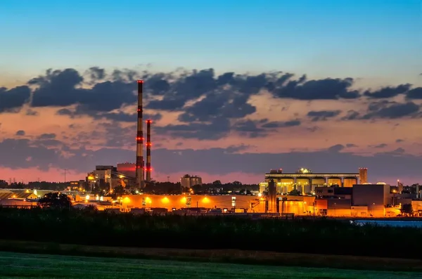 Gece endüstriyel manzarası. Şehirde parlayan fabrikalar.