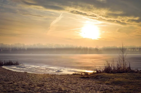 Manhã Inverno Colorida Belo Nascer Sol Sobre Lago — Fotografia de Stock
