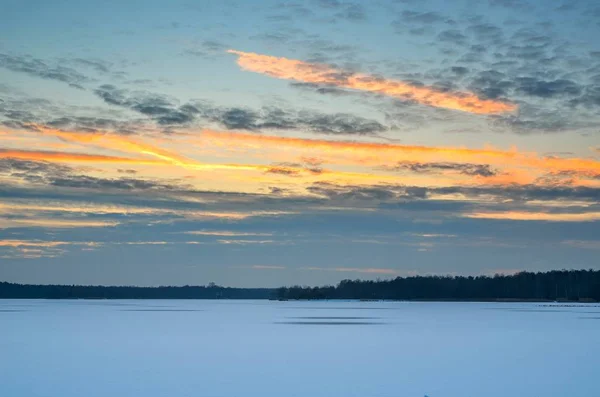 Paisaje Invernal Por Tarde Hermoso Cielo Sobre Lago Congelado — Foto de Stock