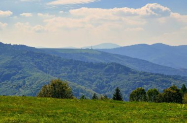 Güzel dağ manzarası. Yaz manzarasında dağlarda bir açıklık.