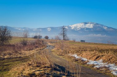 Güzel kırsal dağ manzarası. Kış dağları manzaralı bir açıklık.
