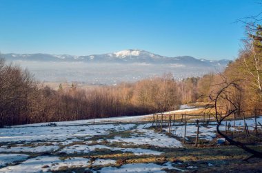 Güzel kış dağ manzarası. Dağ yamacında dağ yolu olan bir açıklık..