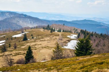 Güzel dağ kırsal manzarası. Bir bahar günü büyüleyici tepeler ve vadiler.