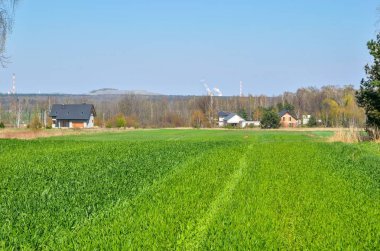 Bahar kırsal arazisi. Kırsalda yeni bir ev inşaatı.