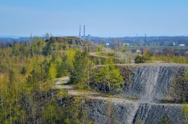 Polonya 'da kömür endüstrisi. Benimkiler bahar manzarasında yığılıyor..
