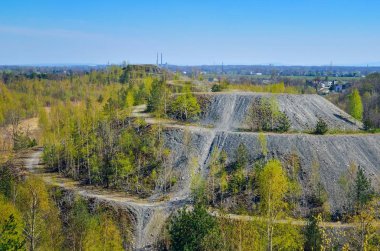 Polonya 'da kömür endüstrisi. Benimkiler bahar manzarasında yığılıyor..