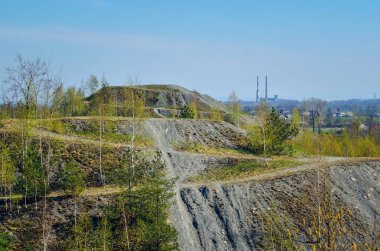Polonya 'da kömür endüstrisi. Benimkiler bahar manzarasında yığılıyor..