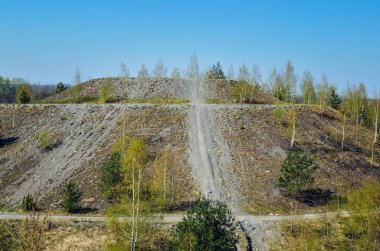 Polonya 'da kömür endüstrisi. Benimkiler bahar manzarasında yığılıyor..