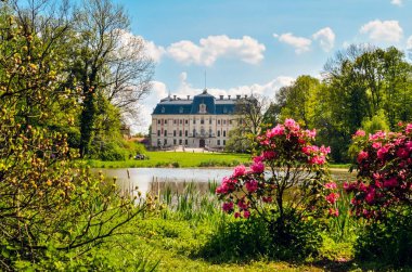 Renkli bahar manzaralı güzel tarihi şato. Polonya 'da Pszczyna' da bir parkta Neo Barok Şatosu.