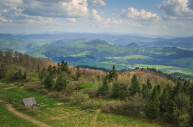 Güzel dağ ilkbahar manzarası. Resimli vadi ve yeşil tepeler.