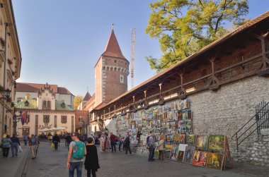 Krakow, Polonya - 13 Ekim 2018: Polonya 'nın Krakow kentindeki pazarda resimleri bulunan turistler.
