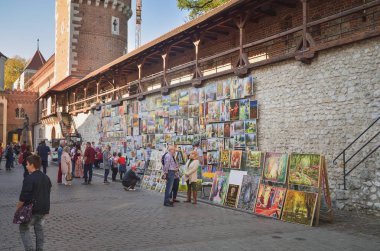 Krakow, Polonya - 13 Ekim 2018: Polonya 'nın Krakow kentindeki pazarda resimleri bulunan turistler.