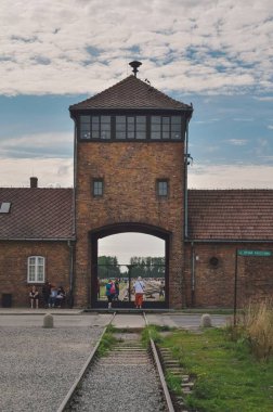 Oswiecim, Polonya - 17 Ağustos 2019: Polonya 'nın Oswiecim kentindeki Auschwitz Birkenau toplama kampının ana kapısı.