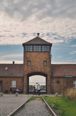 Oswiecim, Polonya - 17 Ağustos 2019: Polonya 'nın Oswiecim kentindeki Auschwitz Birkenau toplama kampının ana kapısı.