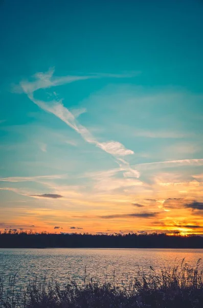 Όμορφο Ηλιοβασίλεμα Τοπίο Πολύχρωμος Ουρανός Και Όχθη Της Λίμνης — Φωτογραφία Αρχείου