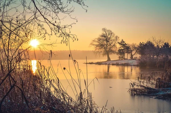 Bellissimo Paesaggio Invernale Alba Sulla Riva Del Lago — Foto Stock